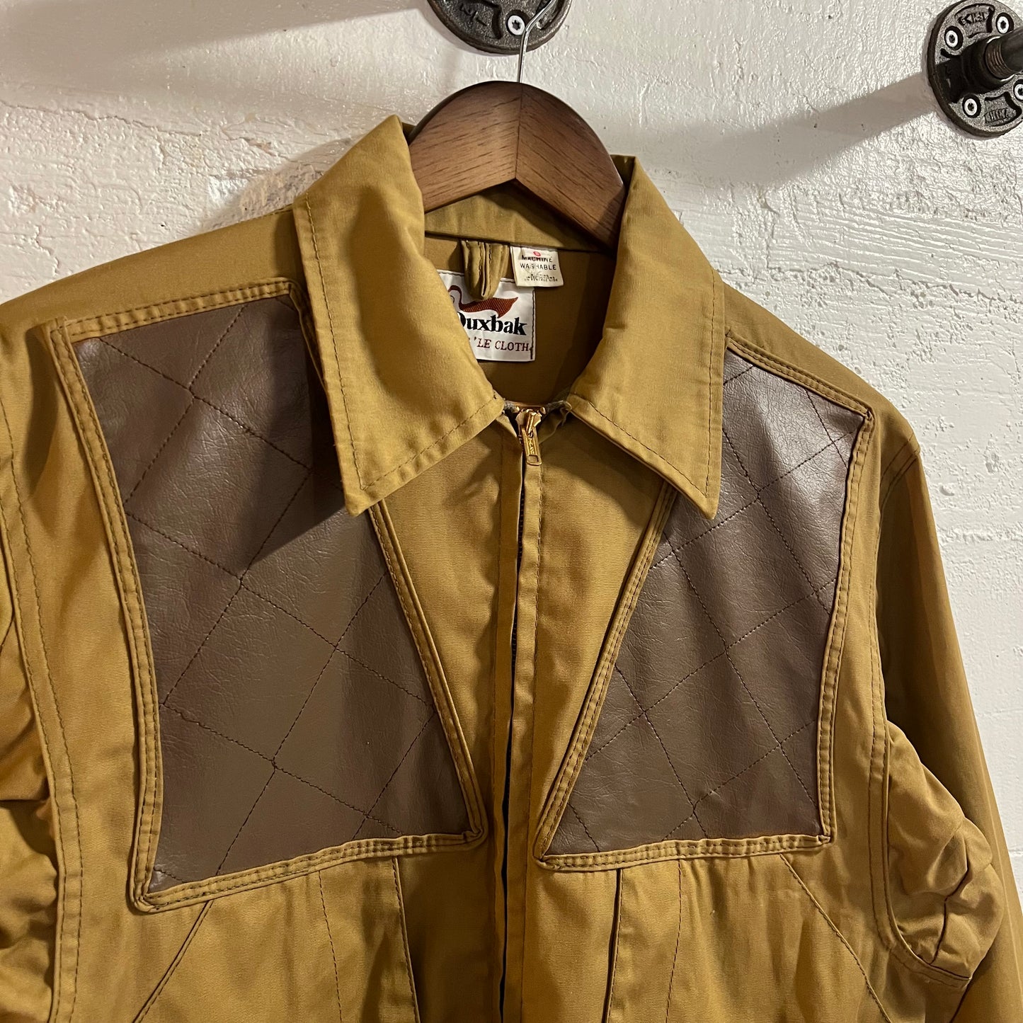 Vintage 1960's Duxbak 'Mains Le Cloth' Cotton Canvas Hunting Jacket - Size Small - Beige/Tan - Made In USA