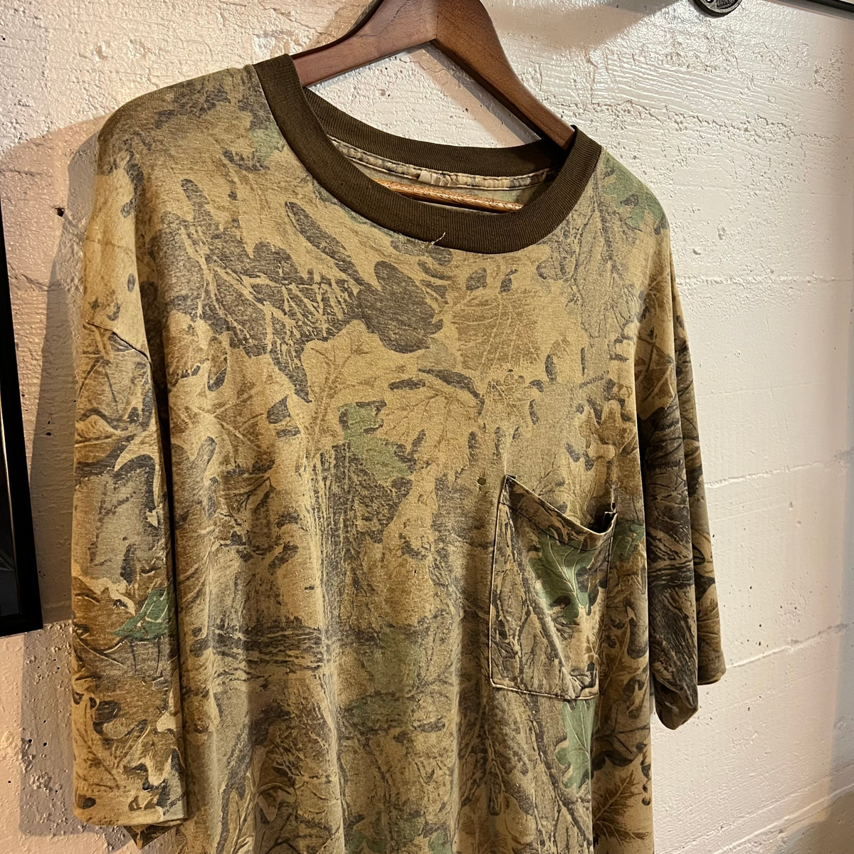 Vintage Faded/Distressed Thread Bare Single Stitch Real Tree Camo Pocket T-Shirt - Size Large - Earth Toned