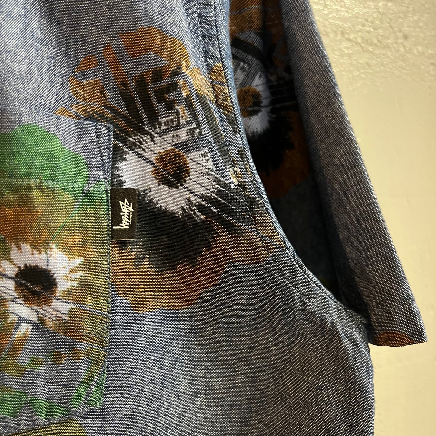 'Pre-Owned' Stüssy Abstract Floral Short Sleeve Chambray Button Up Shirt - Size Large - Denim/Indigo