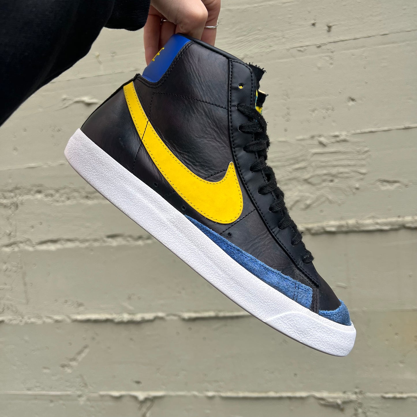 *Pre-Owned* Nike Blazer Mid '77 Vintage 'Peace Love & Basketball' Sneaker - Size 9M/10.5W - DC1414-001 - Black/Speed Yellow/Game Royal/White