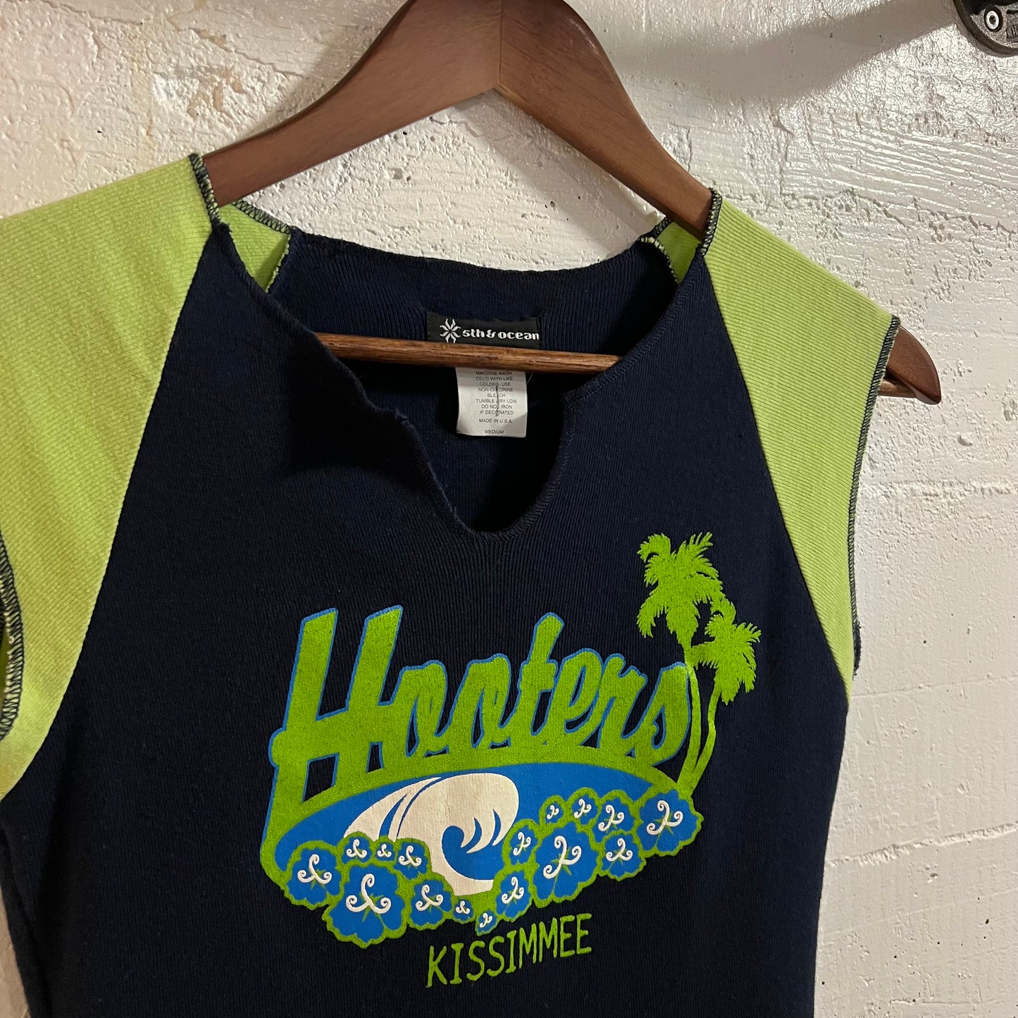 Vintage 90’s Hooters ‘Kissimmee’ Baby Tee - Size Medium - Made In USA - Lime Green/Navy/Blue/White