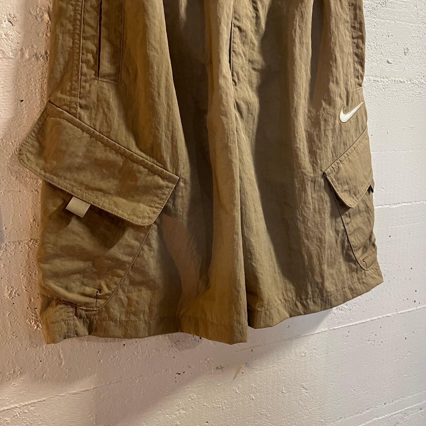 Nike Embroidered Swoosh Nylon Khaki Cargo Shorts - Size Youth Large - Tan/Beige/White
