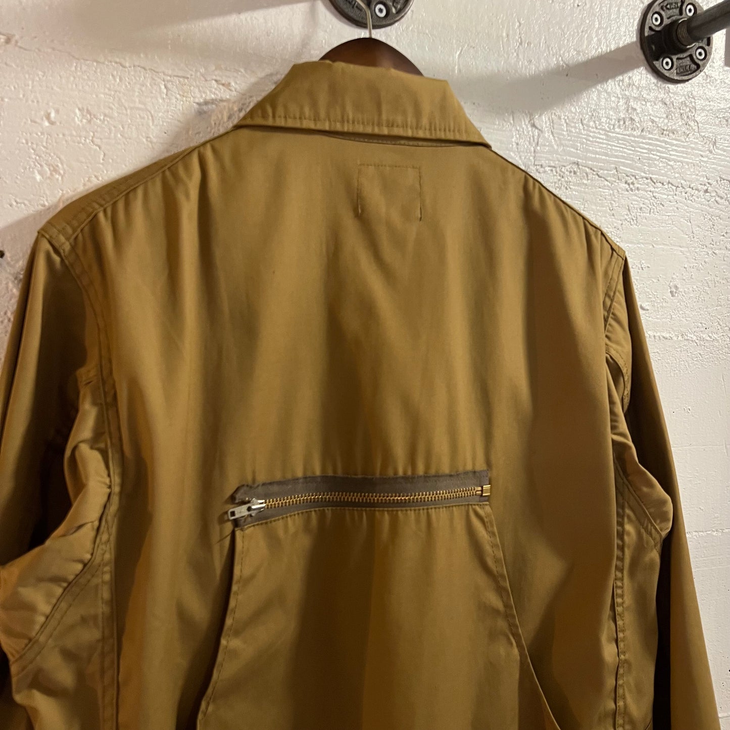 Vintage 1960's Duxbak 'Mains Le Cloth' Cotton Canvas Hunting Jacket - Size Small - Beige/Tan - Made In USA