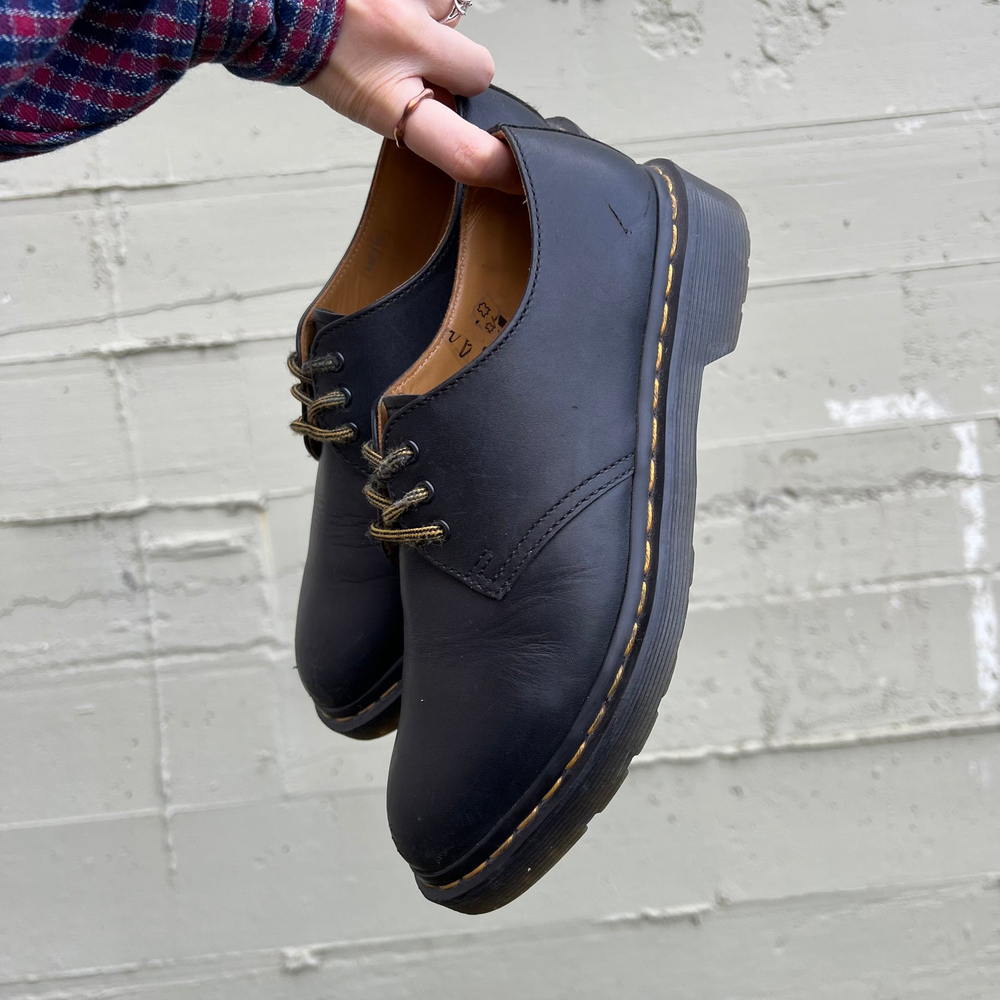 *Pre-Loved* Dr. Martens Dorian 3-Eye Lace Up Leather Oxford Shoe - Size 6M/7W - Black - AW004