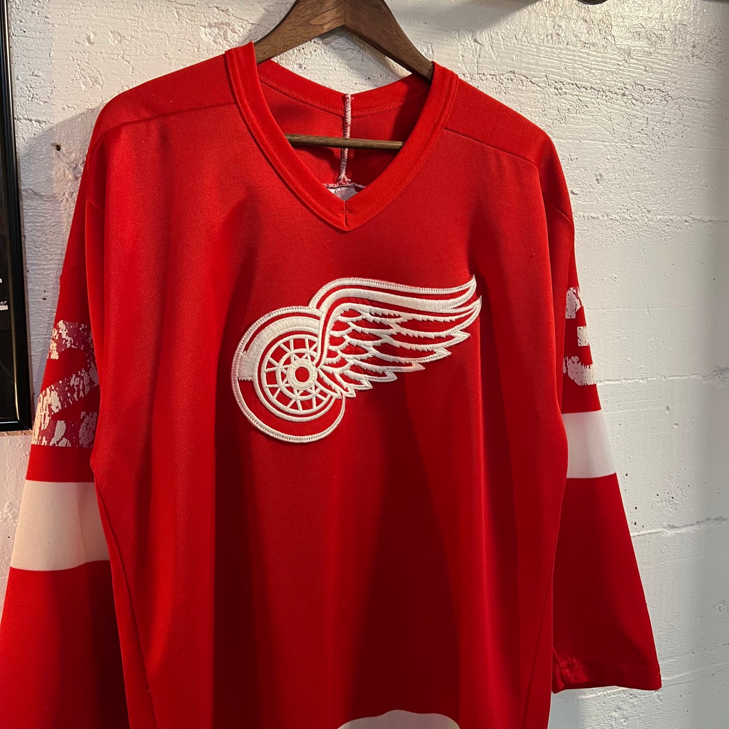 Vintage Faded Detroit Red Wings ‘Cheveloae #32’ Hockey Jersey - Size Medium - Made In USA - Red/White