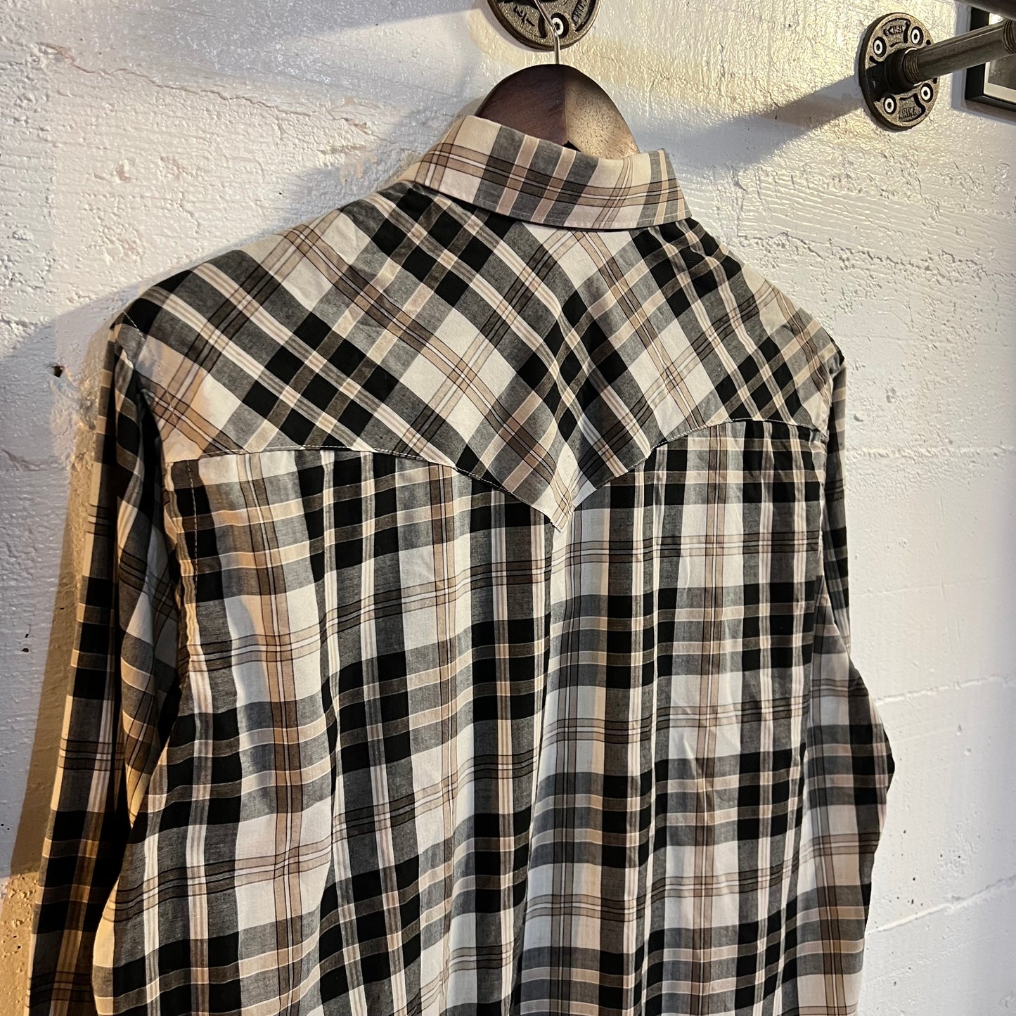 Vintage Wrangler Pearl Snap Western Long Sleeve Button Up Plaid Shirt - Size Large - Made In USA - Black/White/Tan