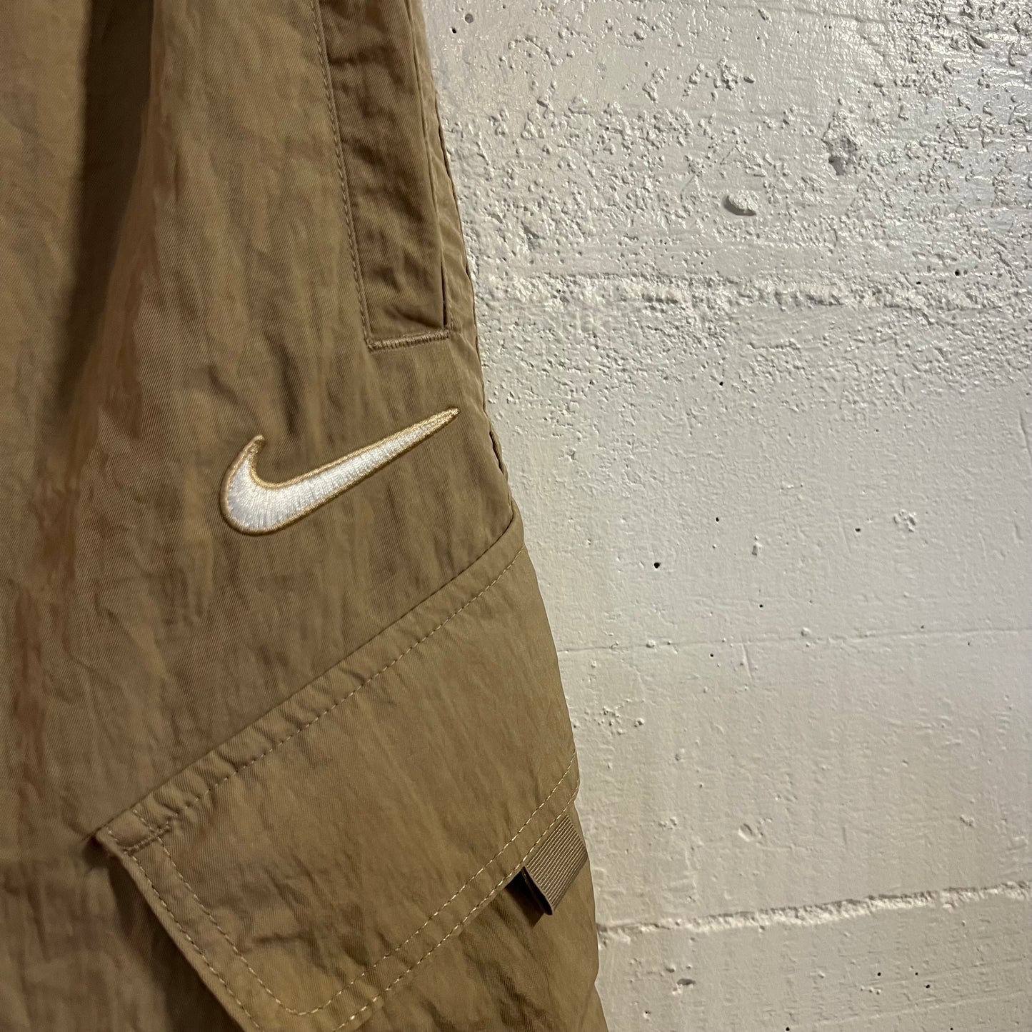 Nike Embroidered Swoosh Nylon Khaki Cargo Shorts - Size Youth Large - Tan/Beige/White
