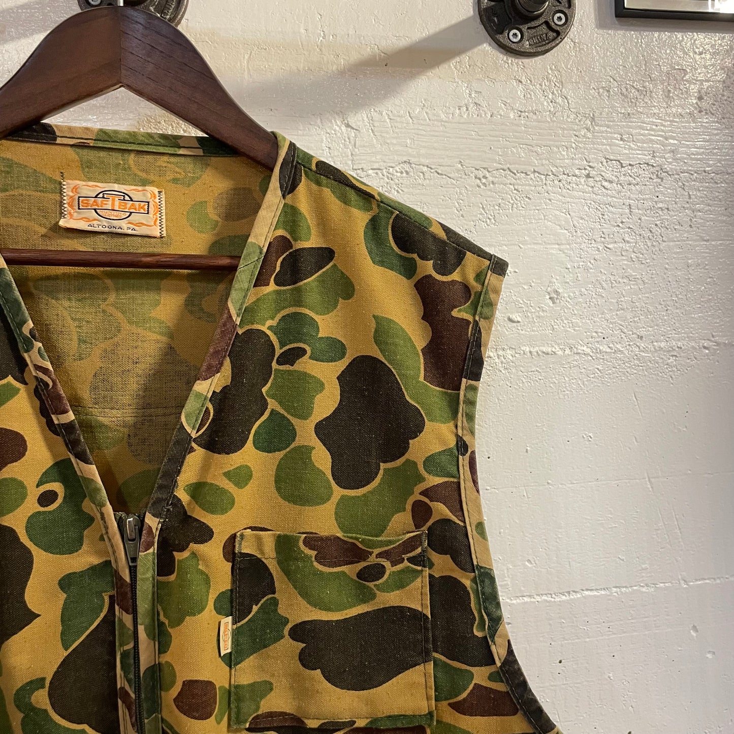 Vintage 1970's Saf-T-Bak Duck Camo Hunting Vest - Size Large - Made In USA - Camouflage/Multi