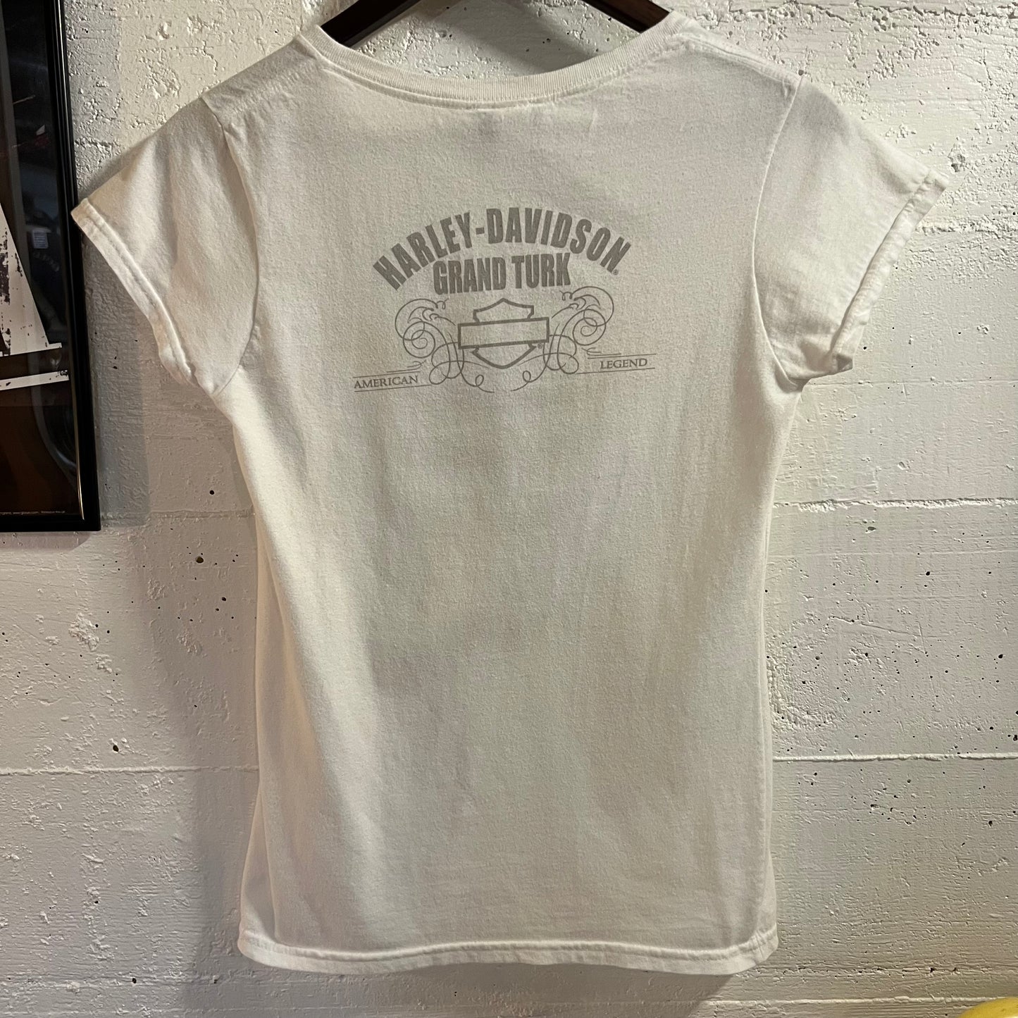 Vintage 2000’s Harley Davidson ‘Grand Turk’ Baby Tee - Size Small - White/Multi